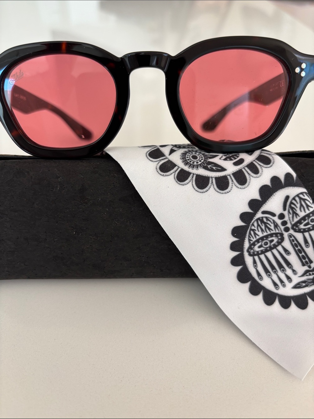 Men's Black Frame Sunglasses with Rose Lenses - Picture 3 of 3